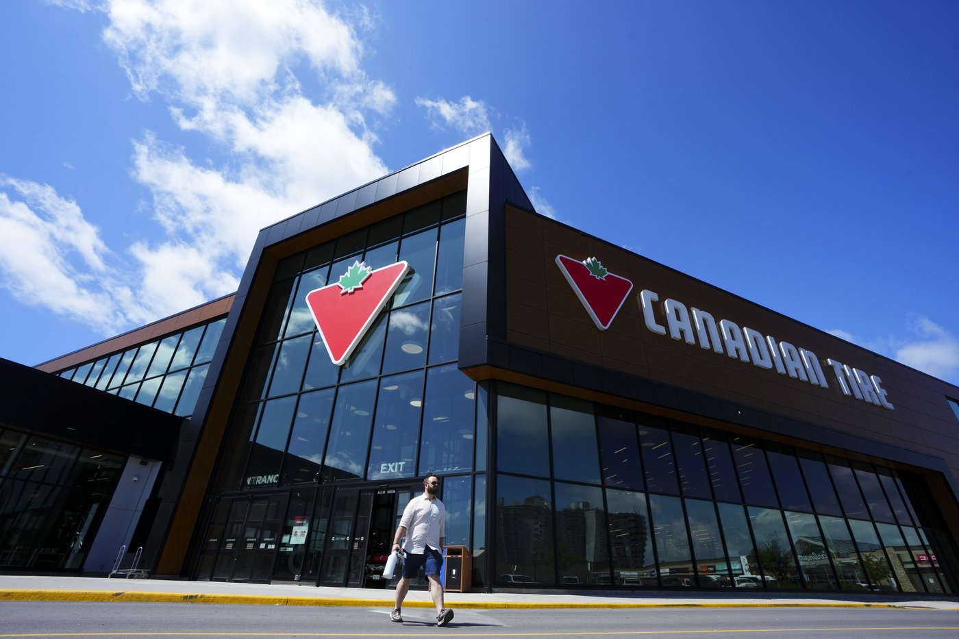 Canadian Tire sees customers make fewer trips to stores to buy fewer items in Q3