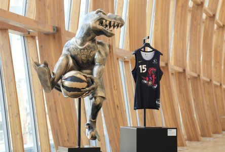 Raptors unveil Vince Carter-themed alternate jersey with dunking dinosaur logo