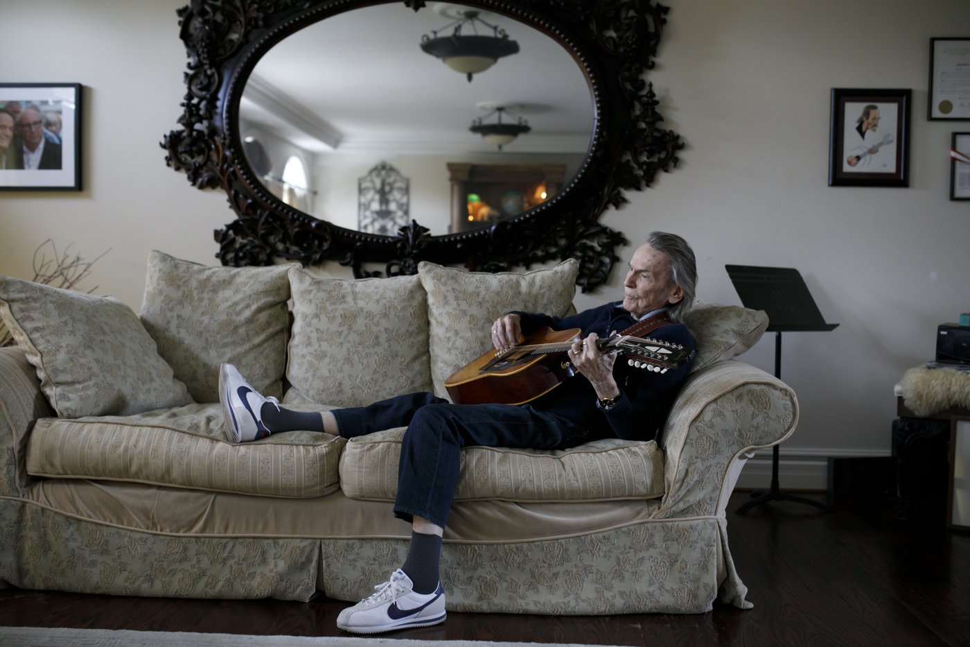 Gordon Lightfoot’s ‘Sundown’ guitar sells for US$350,000 in auction