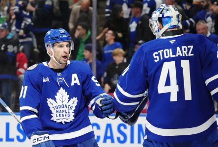 Minus the captaincy, Tavares finds new groove with Maple Leafs